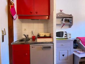 Studio Valfréjus, 1 pièce, 3 personnes - FR-1-265-214的厨房或小厨房