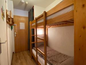 Studio Valfréjus, 1 pièce, 3 personnes - FR-1-265-214客房内的一张或多张双层床