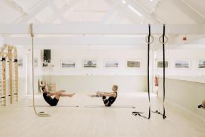 大雅茅斯Fritton Lake - The Clubhouse的两个女人在艺术画廊的芭蕾舞课