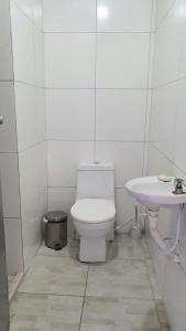 萨尔瓦多Terraço Ribeira Casa p Temporada的白色的浴室设有卫生间和水槽。