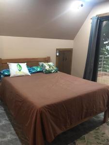 MalitbogPortofino Homestay的一间卧室配有一张带两个枕头的床