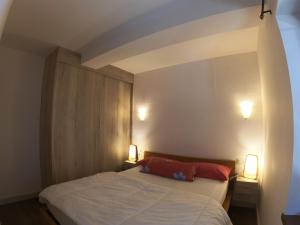 索尔德乌Soldeu Paradis Solneu的一间卧室配有一张带两盏灯的床。