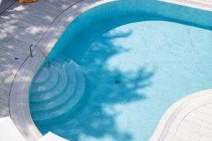 加尔达Hotel Imperial ***S的游泳池的顶部景色