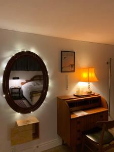 哥本哈根Comfortable Large Room King S bed near CPH centre的卧室配有一张床,墙上设有镜子