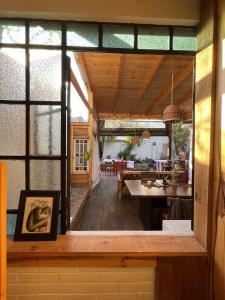 圣达菲Mucho Bonito Hostel的享有房子的用餐室和厨房的景色