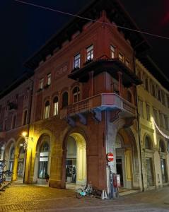 罗韦雷托Apartments via Roma的街上的一块砖砌大房子