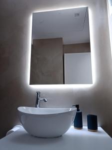 圣玛丽亚巴格诺Residence Valentina - Apartment Leonardo int 8的浴室设有白色水槽和镜子