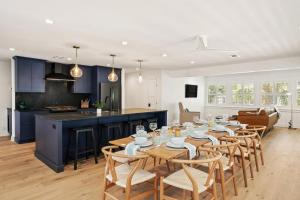 圣西蒙斯岛Zen-N-Sea - 4222 Third St的用餐室以及带桌椅的厨房。