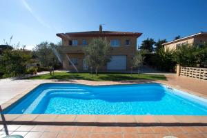 SilsCatalunya Casas Tranquil Costa Brava Retreat with private suite!的房屋前有游泳池的房子