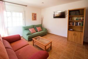 SilsCatalunya Casas Tranquil Costa Brava Retreat with private suite!的带沙发和书架的客厅