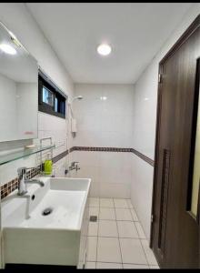 花莲市陋室铭的白色的浴室设有水槽和镜子