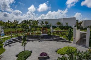 莫雷洛斯港Nickelodeon Hotels & Resorts Riviera Maya - Gourmet All Inclusive by Karisma的一座带楼梯的公园和一座棕榈树建筑