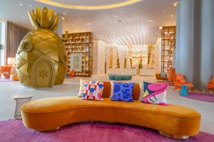 莫雷洛斯港Nickelodeon Hotels & Resorts Riviera Maya - Gourmet All Inclusive by Karisma的一间配备有 ⁇ 萝沙发的客房