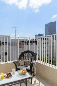 特拉维夫Pleasent Day by HolyGuest的阳台上的桌椅和食物