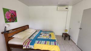 MeerzorgSutopia Holiday Resort的一间卧室配有一张带彩色毯子的床