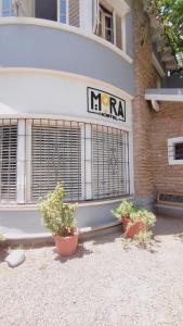 门多萨Mora Hostel的建筑物一侧的nra标志