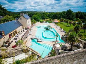 坎佩尔Mobile Home tout confort C13 Domaine de Lanniron的享有度假村游泳池的顶部景致