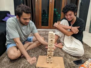 加尔各答Guten Tag Kolkata的两个男人玩木板游戏