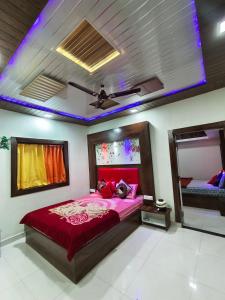 马哈巴莱斯赫瓦尔Krishna Niwas的一间卧室设有红色的床和天花板