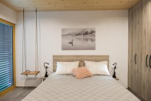 博希尼Residence Novak Bohinj的一间卧室设有一张床和一个大窗户
