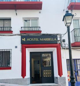 马贝拉SL Marbella的红门和街灯的建筑