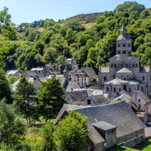 奥尔西瓦勒Iris, Gîte Saint Antoine, Orcival, entre Sancy et Volcans d'Auvergne的一座古老的村庄,中间有一座教堂