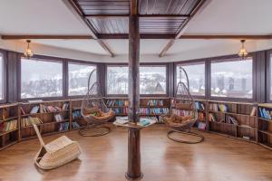布朗特兰西瓦尼亚旅馆的藏有三篮子和书架的图书馆