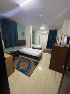 QināGrand Hotel Qena的一间酒店客房 - 带一张床和一间浴室