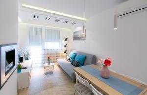 塞格德Mentha Apartman Szeged的客厅配有沙发和桌子