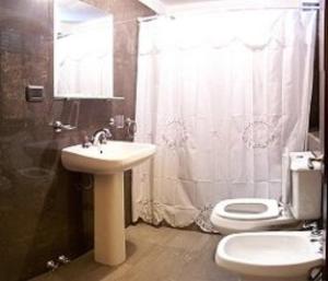 族切旅馆的一间浴室