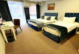 巴库Address Hotel Baku的酒店客房配有两张床和一张书桌