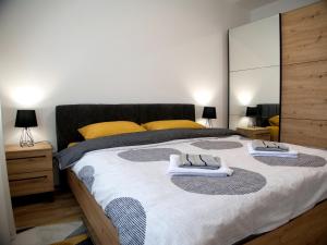 巴尔Adriatic Apartment的一间卧室配有一张大床和毛巾