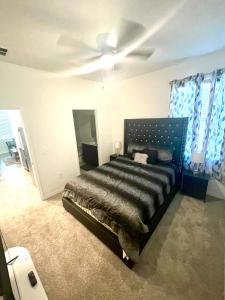 海恩斯城Cozy suites 4 less的一间卧室设有一张床和天花板