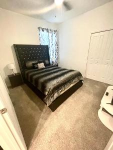 海恩斯城Cozy suites 4 less的一间卧室配有一张带黑色床头板的床