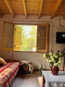 波特雷里约斯Casa Azul的一间卧室设有一张床、一个窗口和一张桌子