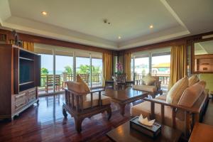 南芭堤雅阿瓦隆海滩度假酒店的客厅配有家具和电视。