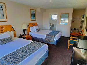 盐湖城大都会盐湖城酒店的酒店客房设有两张床和电视。