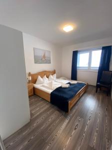 圣迈克尔隆高Lungau Living Appartements - Penthouse的一间卧室配有一张带蓝色毯子的大床