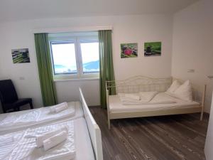 圣迈克尔隆高Lungau Living Appartements - Penthouse的小房间设有两张床和窗户
