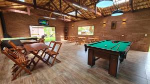 圣本图-杜萨普卡伊Chalés Maranata的配有台球桌和桌椅的房间