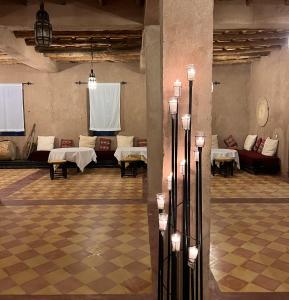 梅尔祖卡坎兹艾热马尔酒店的一间大房间,里面设有桌子和沙发