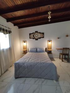 DoloresBahía de cimarrones的一间卧室设有一张大床和木制天花板