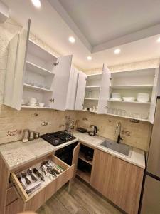 巴库里阿尼Wonder Hill group的厨房配有白色橱柜和水槽
