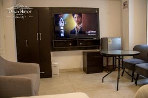 利马利马马约尔广场酒店的客厅配有电视和桌子