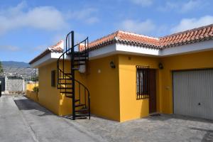 洛斯·亚诺斯·德·阿里丹CASA FLORENTINA的黄色的房子,上面有螺旋楼梯