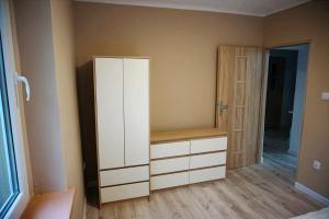 StraduniaPokoje gościnne的一间设有白色橱柜和衣柜的房间