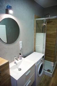 StraduniaPokoje gościnne的一间带水槽和洗衣机的浴室