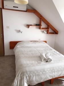 恰斯林אירוח גאלה בגולן的一间卧室配有一张床,上面有两条毛巾