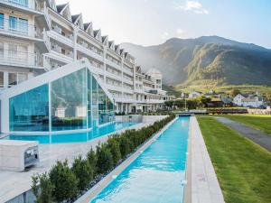 洛夫特胡斯乌兰斯万酒店的山前设有游泳池的酒店