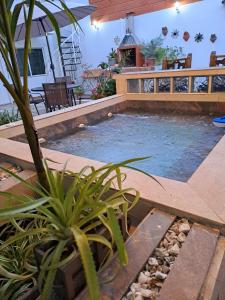 圣玛尔塔Villa Layla Santa Marta的一座带庭院的别墅内的游泳池